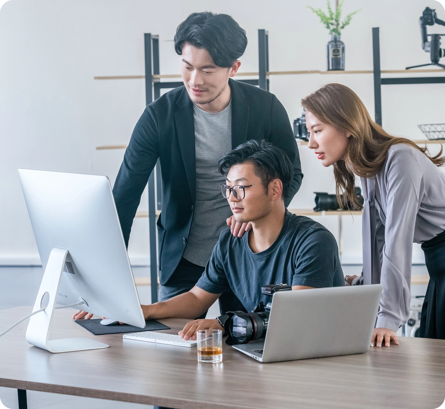 HR team using hris vendor worksheet to evaluate HRIS platforms for enterprise organizations